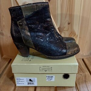 L'ATISTE WATERLILY Ankle Booties